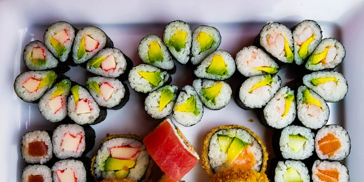 Zajděte na obří sushi sety: 72 nebo 101 rolovaných kousků pro rodinu i partu přátel