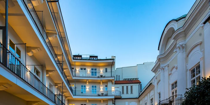 Romantika pro dva v samém srdci Prahy. 5* hotel na Smetanově nábřeží, infrasauna a víno