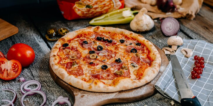 Křupavá dobrota: 1 + 1 americká pizza dle výběru z 5 druhů na odnos s sebou