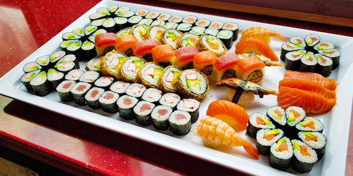 Zajděte na obří sushi sety: 72 nebo 101 rolovaných kousků pro rodinu i partu přátel