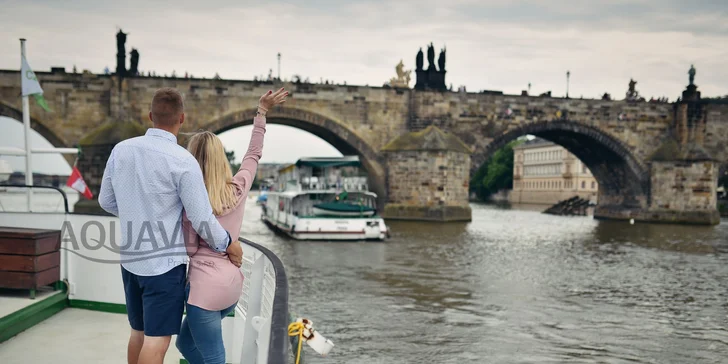 Svatomartinská plavba s 4chodovou večeří a lahví vína pro 2 osoby