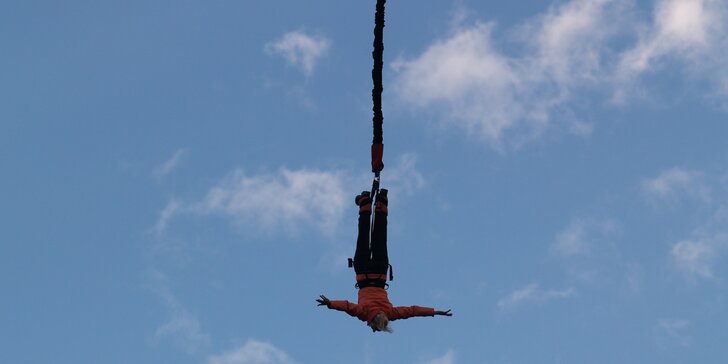 Pro odvážné: extrémní bungee jumping z televizní věže nebo jeřábu i SCAD diving