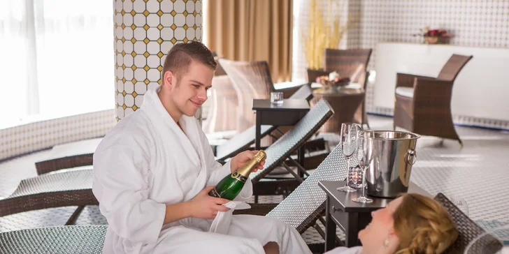 Večer se vším všudy: 60 min. privátního wellness a tříchodová večeře pro dva