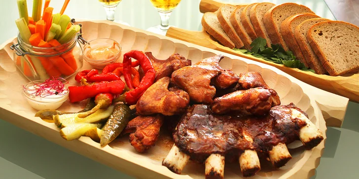 Pořádná nálož masa pro dva: žebra, křídla, rozpékaný chléb, zelenina a pivo