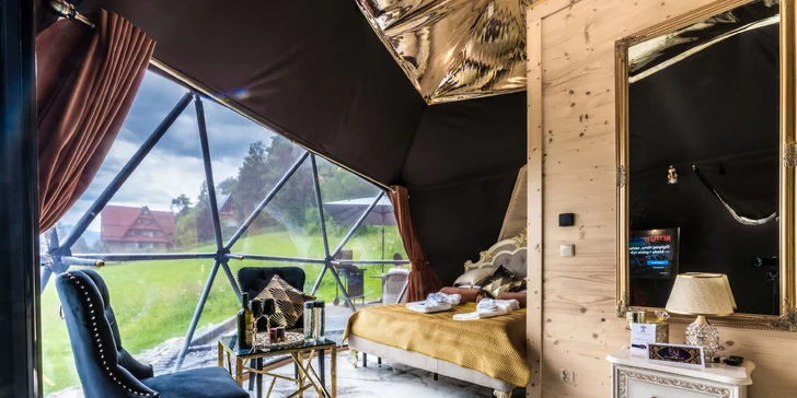 Romantika v luxusních kupolích: privátní vířivka, snídaně, minibar i výhled na hory