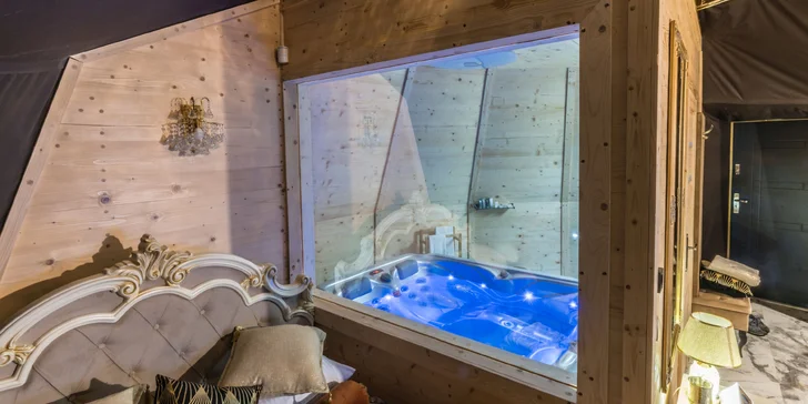 Romantika v luxusních kupolích: privátní vířivka, snídaně, minibar i výhled na hory