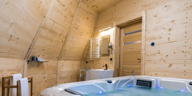 Romantika v luxusních kupolích: privátní vířivka, snídaně, minibar i výhled na hory