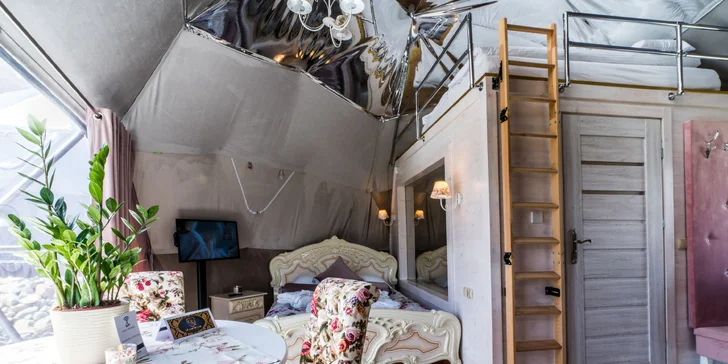 Romantika v luxusních kupolích: privátní vířivka, snídaně, minibar i výhled na hory