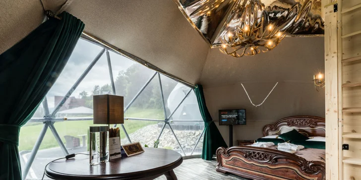 Romantika v luxusních kupolích: privátní vířivka, snídaně, minibar i výhled na hory