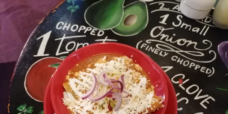 Mexická večeře pro dva: naducané enchiladas s kuřecím a churros s karamelem a čokoládou