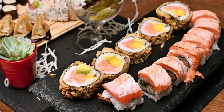 Sushi sety s 16 až 46 ks i wakame, taštičky gyoza, polévka a závitky