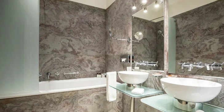 Romantika pro dva v samém srdci Prahy. 5* hotel na Smetanově nábřeží, infrasauna a víno
