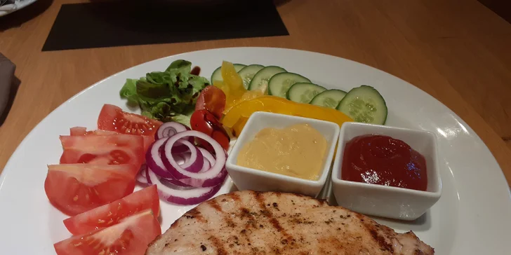 Zažeňte hlad: 300 g šťavnaté vepřové kotlety přímo z grilu pro 1 nebo 2