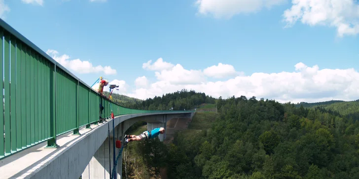 Vyskákané napětí: extrémní bungee jumping z nejvyššího mostu v České republice