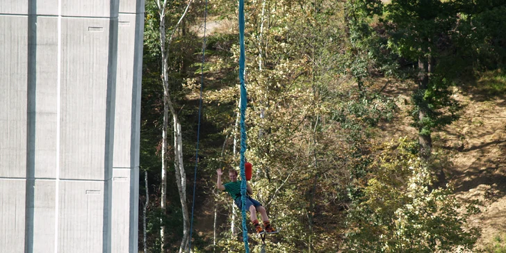 Po hlavě za adrenalinem: extrémní bungee jumping z nejvyššího mostu v České republice