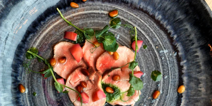 Degustační 11chodové menu pro dva: hovězí wellington, krevety, losos i vinné párování