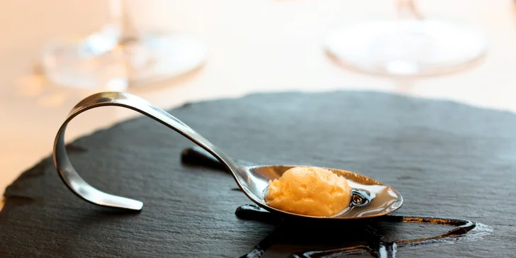 Degustační 11chodové menu pro dva: hovězí wellington, krevety, losos i vinné párování