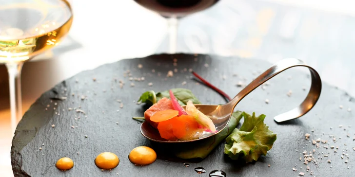 Degustační 11chodové menu pro dva: hovězí wellington, krevety, losos i vinné párování