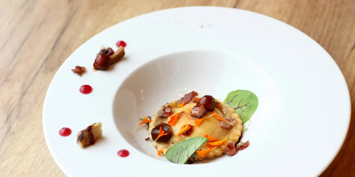 Degustační 11chodové menu pro dva: hovězí wellington, krevety, losos i vinné párování