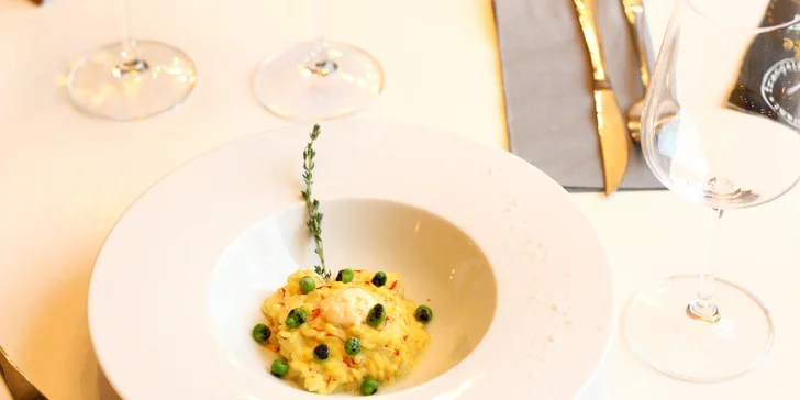 Degustační 11chodové menu pro dva: hovězí wellington, krevety, losos i vinné párování