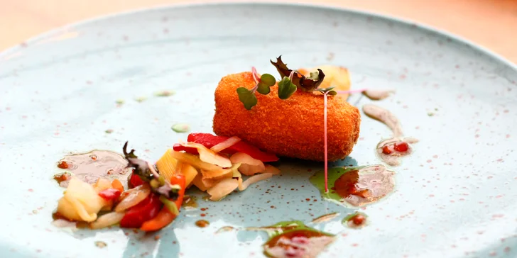 Degustační 11chodové menu pro dva: hovězí wellington, krevety, losos i vinné párování