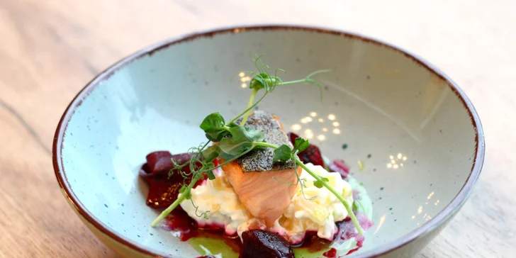 Degustační 11chodové menu pro dva: hovězí wellington, krevety, losos i vinné párování