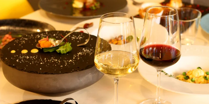 Degustační 11chodové menu pro dva: hovězí wellington, krevety, losos i vinné párování