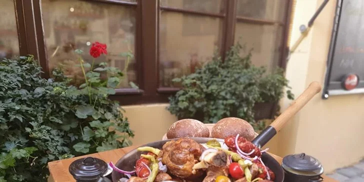 Pekáč nebo maxi pánev plná masíčka, klobás a dalších dobrot