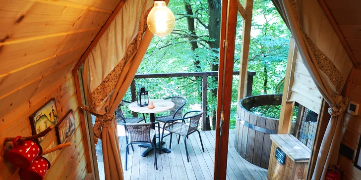 Luxusní glamping se snídaní u Bledu: dřevěný domek v lese až pro 4 os., vlastní horká káď na terase, sauna i masáž