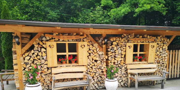 Luxusní glamping se snídaní u Bledu: dřevěný domek v lese až pro 4 os., vlastní horká káď na terase, sauna i masáž