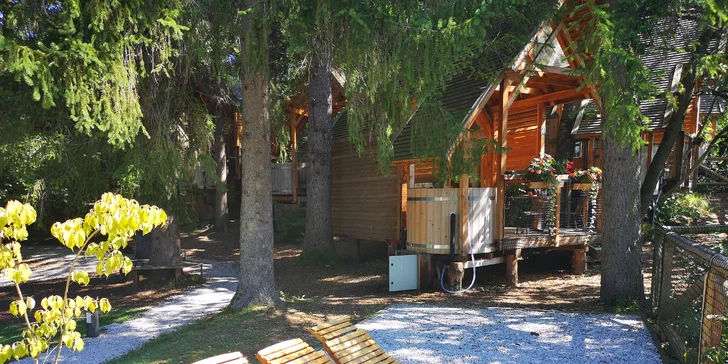 Luxusní glamping se snídaní u Bledu: dřevěný domek v lese až pro 4 os., vlastní horká káď na terase, sauna i masáž