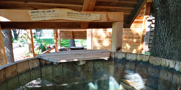 Luxusní glamping se snídaní u Bledu: dřevěný domek v lese až pro 4 os., vlastní horká káď na terase, sauna i masáž
