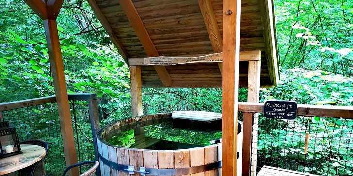 Luxusní glamping se snídaní u Bledu: dřevěný domek v lese až pro 4 os., vlastní horká káď na terase, sauna i masáž