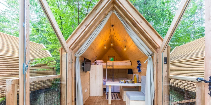 Luxusní glamping se snídaní u Bledu: dřevěný domek v lese až pro 4 os., vlastní horká káď na terase, sauna i masáž