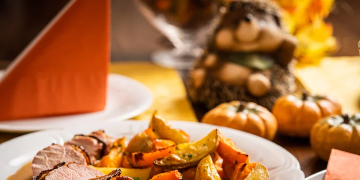 Menu pro 1 či 2 osoby: polévka, panenka se slaninou a kaštanovou omáčkou, dýňové brambory a koláč