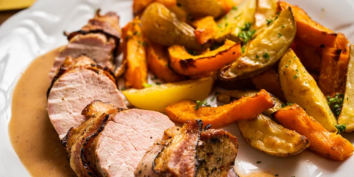 Menu pro 1 či 2 osoby: polévka, panenka se slaninou a kaštanovou omáčkou, dýňové brambory a koláč