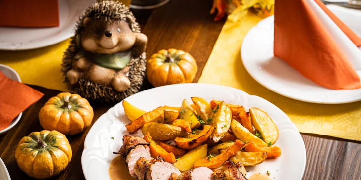 Menu pro 1 či 2 osoby: polévka, panenka se slaninou a kaštanovou omáčkou, dýňové brambory a koláč