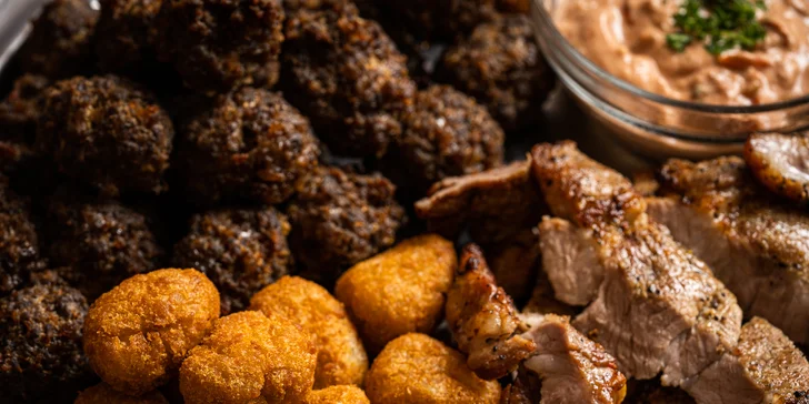 Ohnivý talíř pro 4 až 6 osob: masové koule, plněné chilli papričky i nugetky