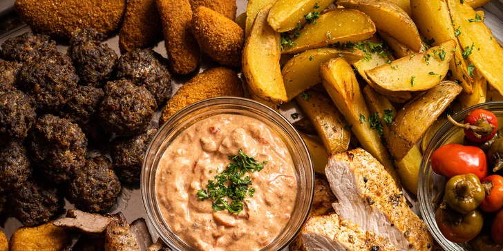 Ohnivý talíř pro 4 až 6 osob: masové koule, plněné chilli papričky i nugetky