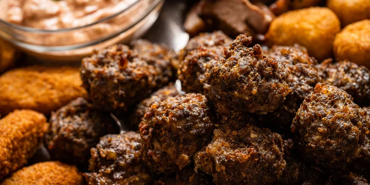 Ohnivý talíř pro 4 až 6 osob: masové koule, plněné chilli papričky i nugetky