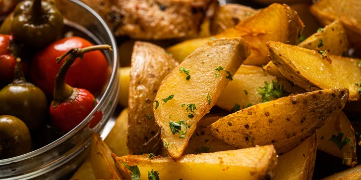 Ohnivý talíř pro 4 až 6 osob: masové koule, plněné chilli papričky i nugetky