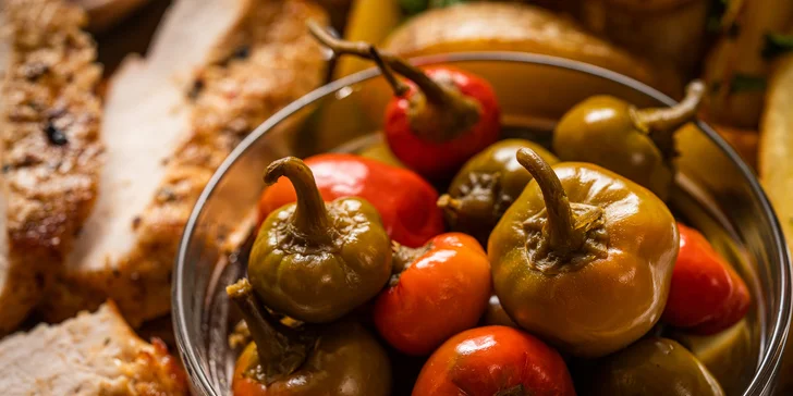 Ohnivý talíř pro 4 až 6 osob: masové koule, plněné chilli papričky i nugetky