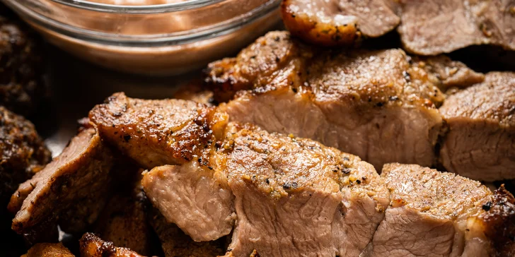 Ohnivý talíř pro 4 až 6 osob: masové koule, plněné chilli papričky i nugetky