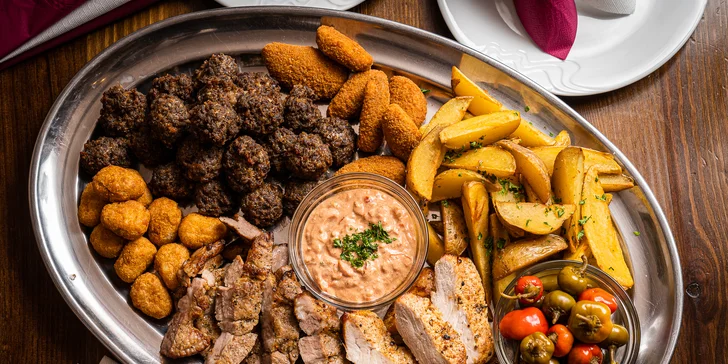 Ohnivý talíř pro 4 až 6 osob: masové koule, plněné chilli papričky i nugetky