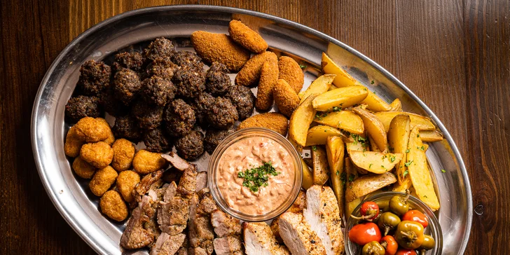 Ohnivý talíř pro 4 až 6 osob: masové koule, plněné chilli papričky i nugetky