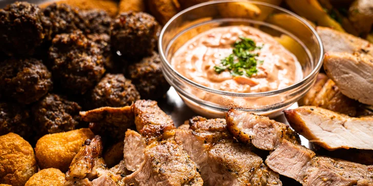 Ohnivý talíř pro 4 až 6 osob: masové koule, plněné chilli papričky i nugetky