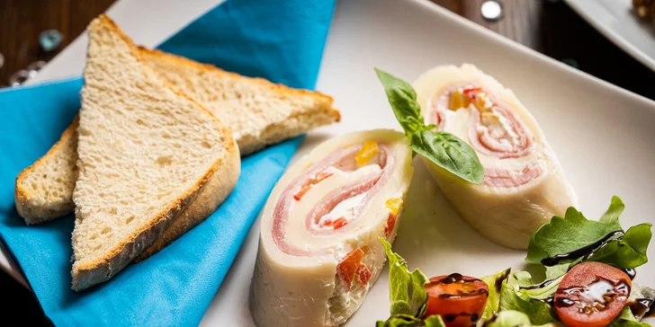 Novoroční menu pro 1 či 2 osoby: krůtí roláda s játry i ořechový koláč