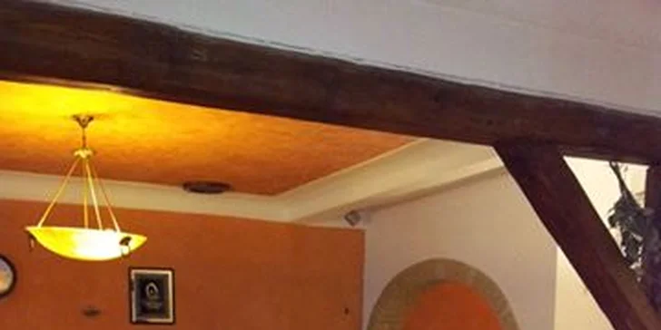 600g grilovaného masa na prkně s přílohou a dipem