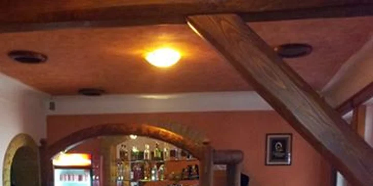 600g grilovaného masa na prkně s přílohou a dipem