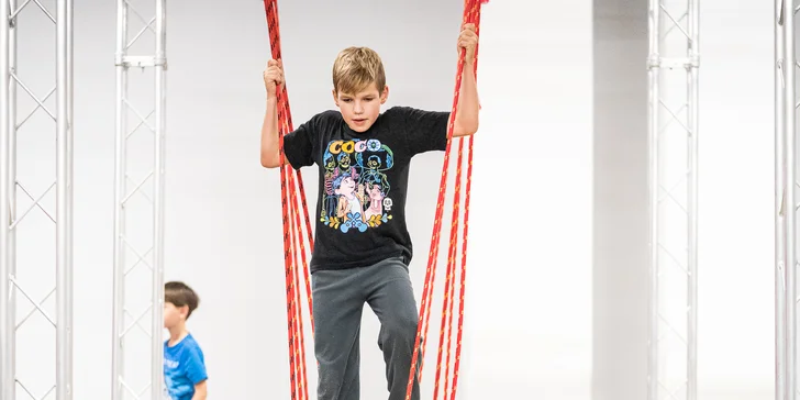 Hodina v Jump Academy Brno: trampolíny, ninja dráha, parkour zóna, obří bazén s houbičkami a 9D kino